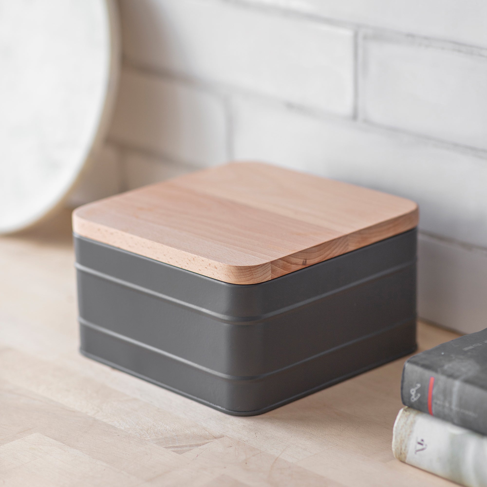 Charcoal Grey Cake Tin with Wooden Lid - GardenTrading