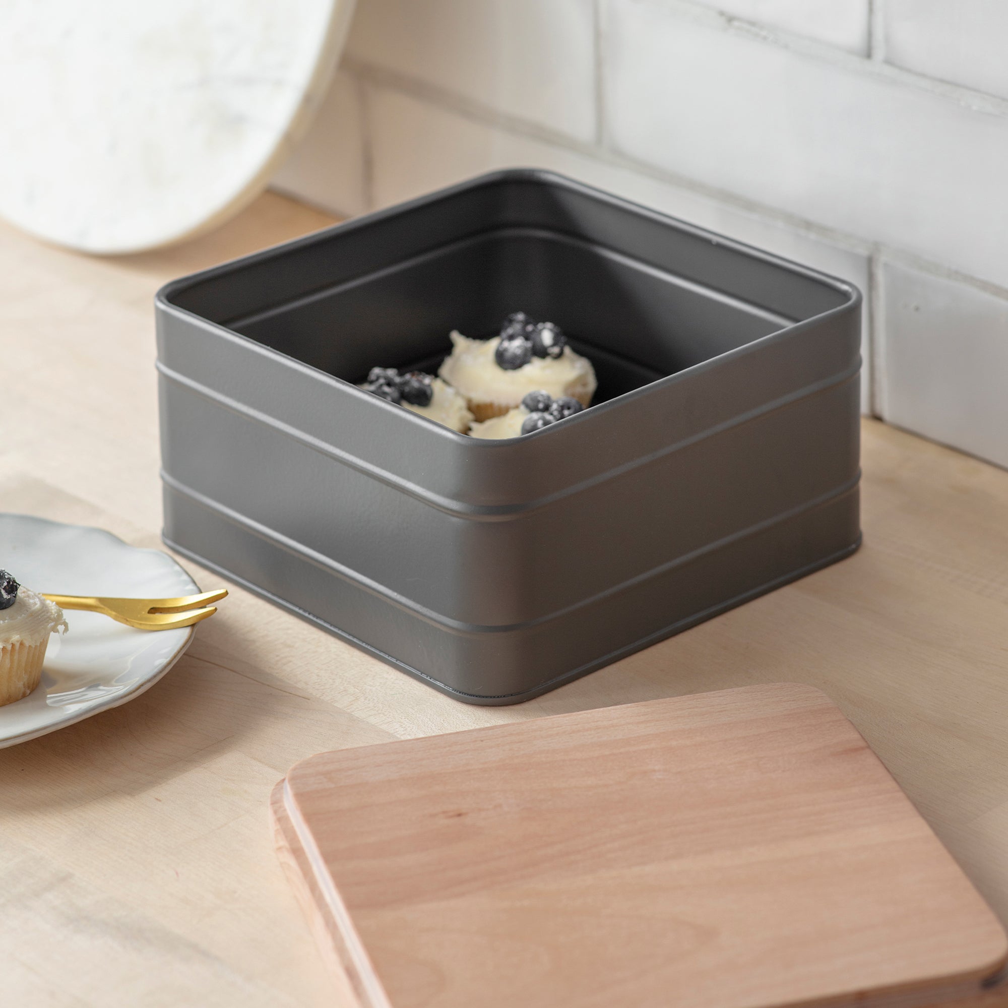 Charcoal Grey Cake Tin with Wooden Lid - GardenTrading